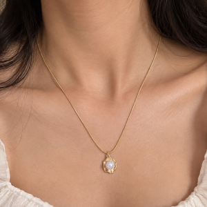 Pearl Shell Pendant Necklace